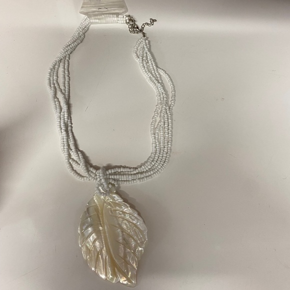 Pearl colour leaf necklace - Picture 1 of 2